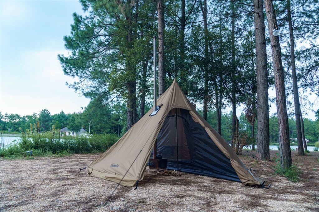 Tienda de campaña moderna equipada para acampar