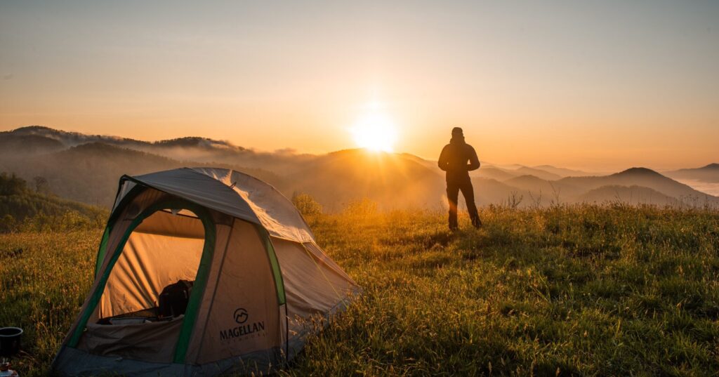 Campamento al atardecer con tiendas de campaña