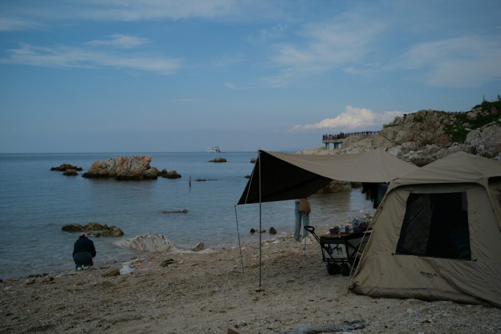 Carpa para 4 personas instalada en una playa, utilizada como refugio temporal.